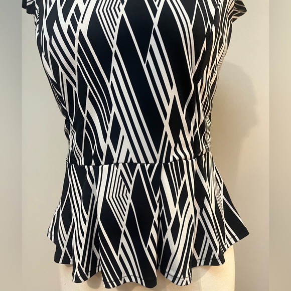 TIFFANYSLABEL BLACK & WHITE PRINT PEPLUM TOP SIZE MEDIUM W/CAP SLEEVES - Picture 4 of 6